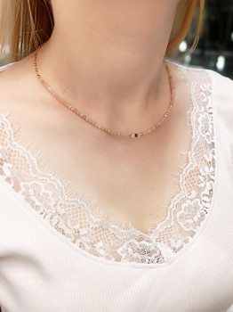 Złocony naszyjnik z różowymi kamieniami na dekolcie modelki, biżuteria handmade Brazi