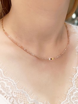 Zbliżenie na naszyjnik z różowymi minerałami i kolorowymi koralikami, marka Brazi