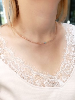 Naszyjnik z różowymi kamieniami naturalnymi i złotymi elementami na szyi modelki, biżuteria Brazi.