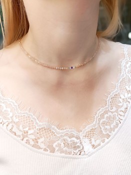 Naszyjnik z kolorowych kamieni naturalnych na złotym łańcuszku, prezentacja na szyi modelki, marka Brazi