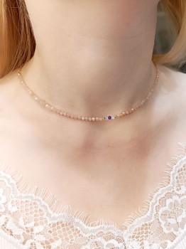 Zbliżenie na naszyjnik z naturalnych minerałów i złoty łańcuszek, detale kamieni, biżuteria Brazi