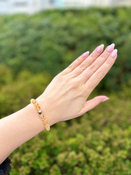 Bransoletka z naturalnym fasetowanym cytrynem prezentowana na nadgarstku, biżuteria Brazi.