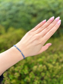 Bransoletka z szafirów i złota na nadgarstku, biżuteria Brazi w naturalnym otoczeniu