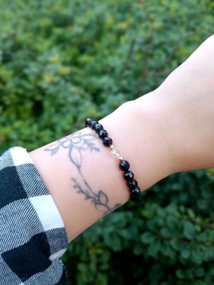 Bransoletka z fasetowanego czarnego turmalinu i surowego kryształu górskiego ze złotymi elementami, biżuteria Brazi