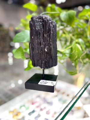 Czarny turmalin na podstawce, dekoracyjny minerał o surowej strukturze, biżuteria Brazi.