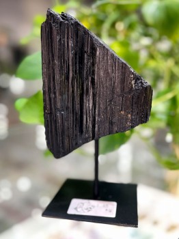 Zbliżenie na detale czarnego turmalinu na podstawce, naturalna struktura i krawędzie minerału Brazi