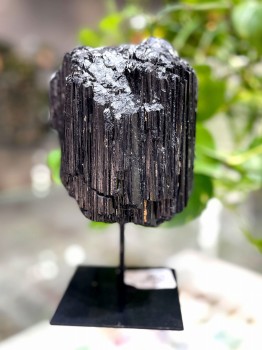 Detal surowej struktury czarnego turmalinu, zbliżenie na połyskującą powierzchnię naturalnego kamienia Brazi.