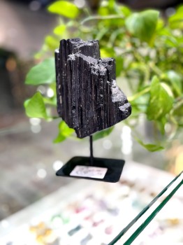 Czarny Turmalin na podstawce nr. 231