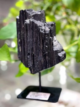 Zbliżenie na surową strukturę czarnego turmalinu, charakterystyczne pionowe prążkowanie minerału, biżuteria Brazi