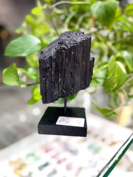 Czarny turmalin na czarnej podstawce, surowy minerał dekoracyjny o naturalnej strukturze, marka Brazi.