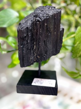 Detale struktury czarnego turmalinu, surowy minerał z charakterystycznymi prążkowaniami, biżuteria Brazi.