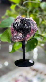 Dekoracyjny turmalin kolorowy na podstawce, zbliżenie na naturalną strukturę minerału, biżuteria Brazi.