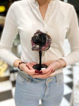 Prezentacja kolorowego turmalinu na podstawce, naturalny kamień dekoracyjny marki Brazi.