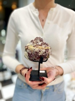 Dekoracyjny kolorowy turmalin na czarnej metalowej podstawce, naturalny okaz minerału od Brazi.