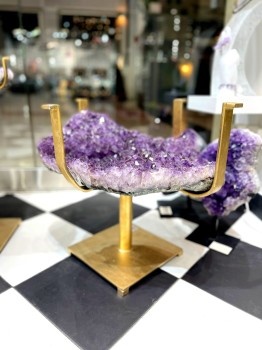 Stolik z naturalnym ametystem na złotej nodze, unikalny mebel z minerałów od Brazi Druse Jewelry.