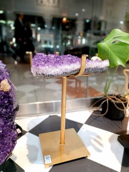 Stolik z blatem z naturalnego ametystu na złotej nodze, nowoczesna dekoracja do wnętrz, marka Brazi