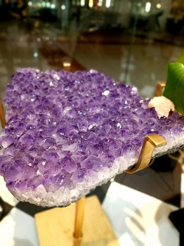 Krawędź blatu z ametystu z widoczną strukturą kryształów i jasnym wrostkiem skalnym, biżuteria Brazi