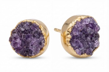 Okrągłe kolczyki z fioletowym ametystem o strukturze druzy i złoconą krawędzią, marka Brazi.