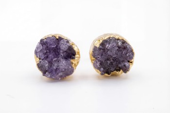 Okrągłe kolczyki sztyfty z ametystem i złotą oprawą, biżuteria z minerałów Brazi.