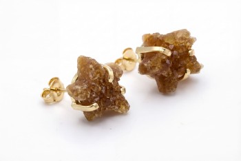 Kolczyki z cytrynem w formie druzy, widok z boku na zapięcie typu sztyft, biżuteria Brazi