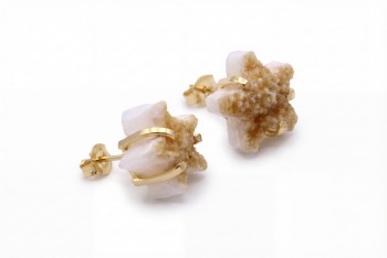 Srebrne pozłacane kolczyki z cytrynem typu sztyft, widok z profilu na strukturę kamienia Brazi.