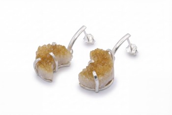 Zapięcia typu sztyft w srebrnych kolczykach z cytrynem, widok od tyłu oprawy, Brazi.