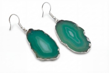 Zielone kolczyki z agatu w formie plastrów o głębokim nasyceniu barw, biżuteria marki Brazi