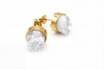 Kolczyki sztyfty z naturalnym kryształem górskim w formie lśniącej druzy w złoconej oprawie, biżuteria Brazi