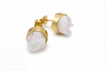 Kolczyki sztyfty z naturalną druzą kryształu górskiego o mlecznej strukturze w złoconej oprawie, marka Brazi