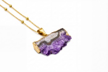 Naszyjnik z naturalnym plastrem ametystu w złoconej oprawie o surowej krawędzi, biżuteria Brazi