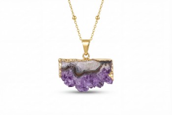 Naszyjnik z naturalnym ametystem w formie plastra ze złoconą krawędzią, biżuteria Brazi
