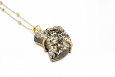 Naszyjnik z dużym surowym pirytem na złotym łańcuszku z kuleczkami, biżuteria marki Brazi