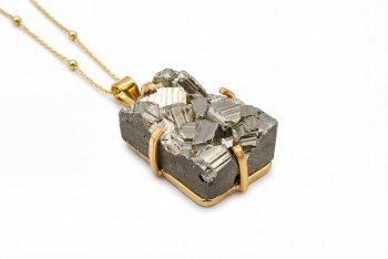 Wisiorek z dużym pirytem o surowej strukturze krystalicznej w oprawie z łapkami, biżuteria Brazi