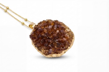Naszyjnik z surowym cytrynem w złoceniu na łańcuszku z kuleczkami, unikalna biżuteria Brazi.