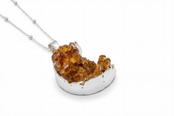 Złocony naszyjnik z naturalnym cytrynem o surowej strukturze, zawieszka księżyc, marka Brazi