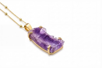 Naszyjnik z naturalnym plastrem ametystu w złotym koszyczku, ręcznie wykonana biżuteria Brazi