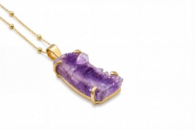 Naszyjnik z naturalnym plastrem ametystu w złotym koszyczku, ręcznie wykonana biżuteria Brazi