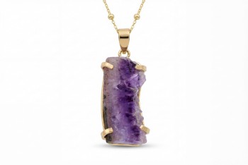 Naszyjnik z fioletowym plastrem ametystu w złotej oprawie na ozdobnym łańcuszku, marka Brazi