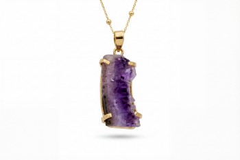 Wisiorek z naturalnym ametystem w formie plastra w złotej oprawie, zbliżenie na detale, Brazi