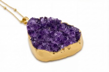 Naszyjnik z surowym ametystem w formie szczotki krystalicznej i złoconej oprawie, biżuteria Brazi