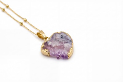 Naszyjnik z ametystem w formie plastra serca, złocona oprawa i łańcuszek z kuleczkami, biżuteria Brazi