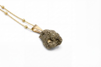 Srebrny naszyjnik z surowym pirytem o nieregularnym kształcie bryłki, marka Brazi