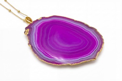 Naszyjnik z plastrem agatu fuksja na pozłacanym łańcuszku z kuleczkami, biżuteria marki Brazi