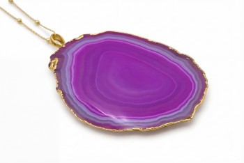 Naszyjnik z naturalnym agatem w formie fuksjowego plastra na łańcuszku z kuleczkami, marka Brazi