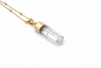 Naszyjnik z naturalnym kryształem górskim w formie obelisku, pozłacana oprawa i łańcuszek kuleczkowy, biżuteria Brazi