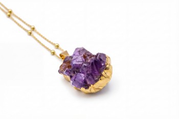Naszyjnik z naturalną szczotką ametystu w złoconej oprawie o surowej strukturze, biżuteria Brazi.