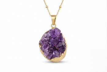 Zbliżenie na fioletowe kryształy szczotki ametystowej w ozdobnej złoconej oprawie, biżuteria Brazi