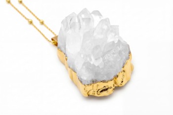 Naszyjnik z naturalnym kryształem górskim w formie szczotki, złocona oprawa i łańcuszek kulkowy, biżuteria Brazi