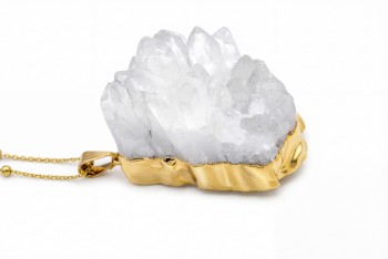 Naszyjnik z kryształem górskim o surowej strukturze, profil złoconej zawieszki na łańcuszku, marka Brazi