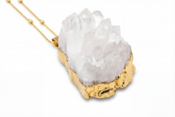 Złocony naszyjnik z naturalną szczotką kryształu górskiego, biżuteria Brazi w pełnym oświetleniu